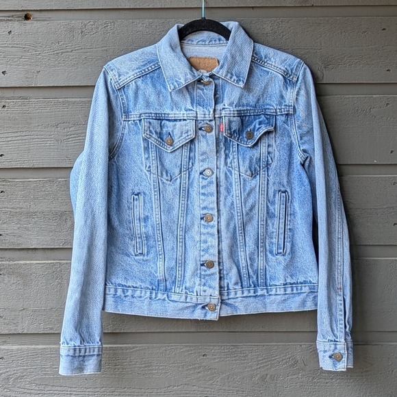 Levi's Jackets & Blazers - VTG Y2K Levi's Medium Wash Denim Trucker Jean Jacket Medium
